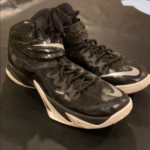 Men’s Nike Lebron James basketball shoes